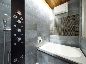 Nhà | Phòng tắm | Bồn tắm và buồng tắm vòi sen riêng, đồ dùng nhà tắm miễn phí 
