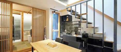 House | 2 bedrooms, in-room safe, blackout drapes, free WiFi
