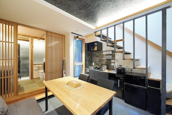 House | 2 bedrooms, in-room safe, blackout drapes, free WiFi