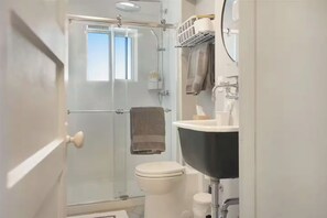 Shower, hair dryer, towels, soap - Stylish Downtown Cottage, Walk Everywhere (Bend)