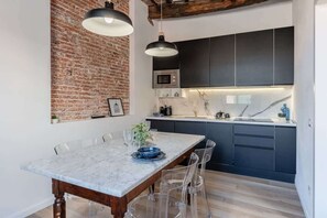 Fridge, microwave, stovetop, dishwasher