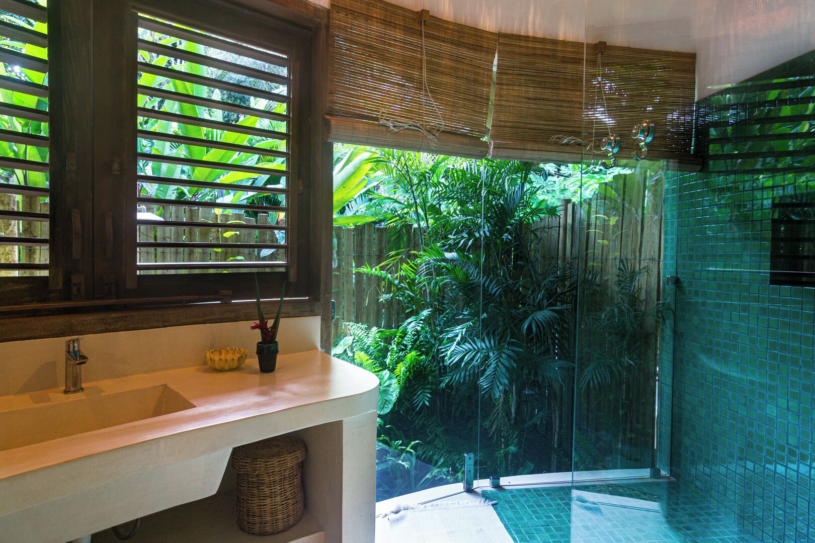 Casa superluxo, vista para o jardim | Banheiro | Toalhas de banho, papel higiênico