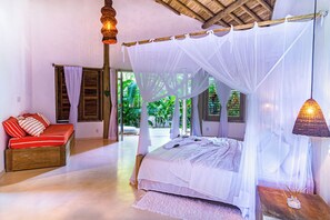 Luksushus, hageutsikt | Safe på rommet, blendingsgardiner og strykejern/-brett