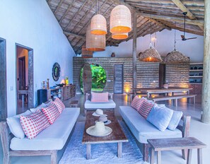 Luksushus, hageutsikt | Oppholdsområde