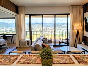 Smart TV, books - Penthouse 38th FL, 1-Bedroom, Diamond Head View, Free Parking with WiFi, AC (Honolulu)