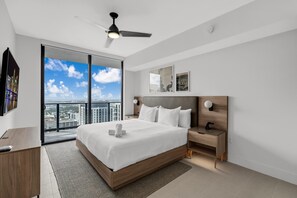 1 bedroom, bed sheets - Stylish City Getaway with Pool & Skyline Views (Miami)