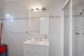 Shower - Forster Lodge 16: 1  BR, 0.5  BA Apartment in Forster, Sleeps 4 (Forster)