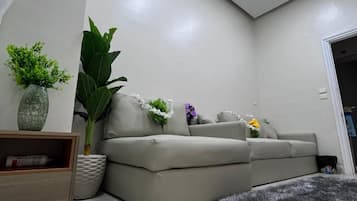 Apartamento família, sacada, vista para a cidade | Banheiro | Chinelos