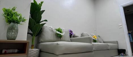 Apartamento família, sacada, vista para a cidade | Banheiro | Chinelos