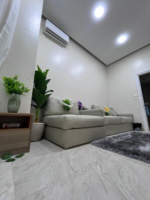 Familienapartment, Balkon, Stadtblick | Badezimmer | Hausschuhe