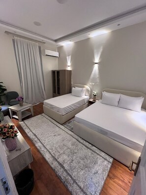 Apartamento familiar, balcón, vistas a la ciudad | 1 dormitorio y espacio para trabajar con un portátil