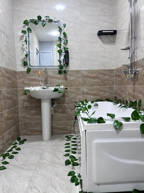 Familienapartment, Balkon, Stadtblick | Badezimmer | Hausschuhe