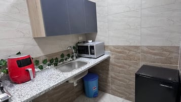 Family Apartment, Balcony, City View | Private kitchen | Electric kettle, dining tables