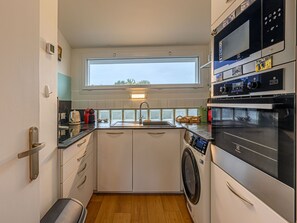 Kühlschrank, Mikrowelle, Geschirrspüler, Kochgeschirr/Geschirr/Besteck