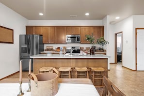 Een koelkast, een microgolfoven, een oven, een kookplaat