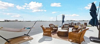 Heart of Cocoa Beach, Rooftop Deck, Hammock & Private Balcony