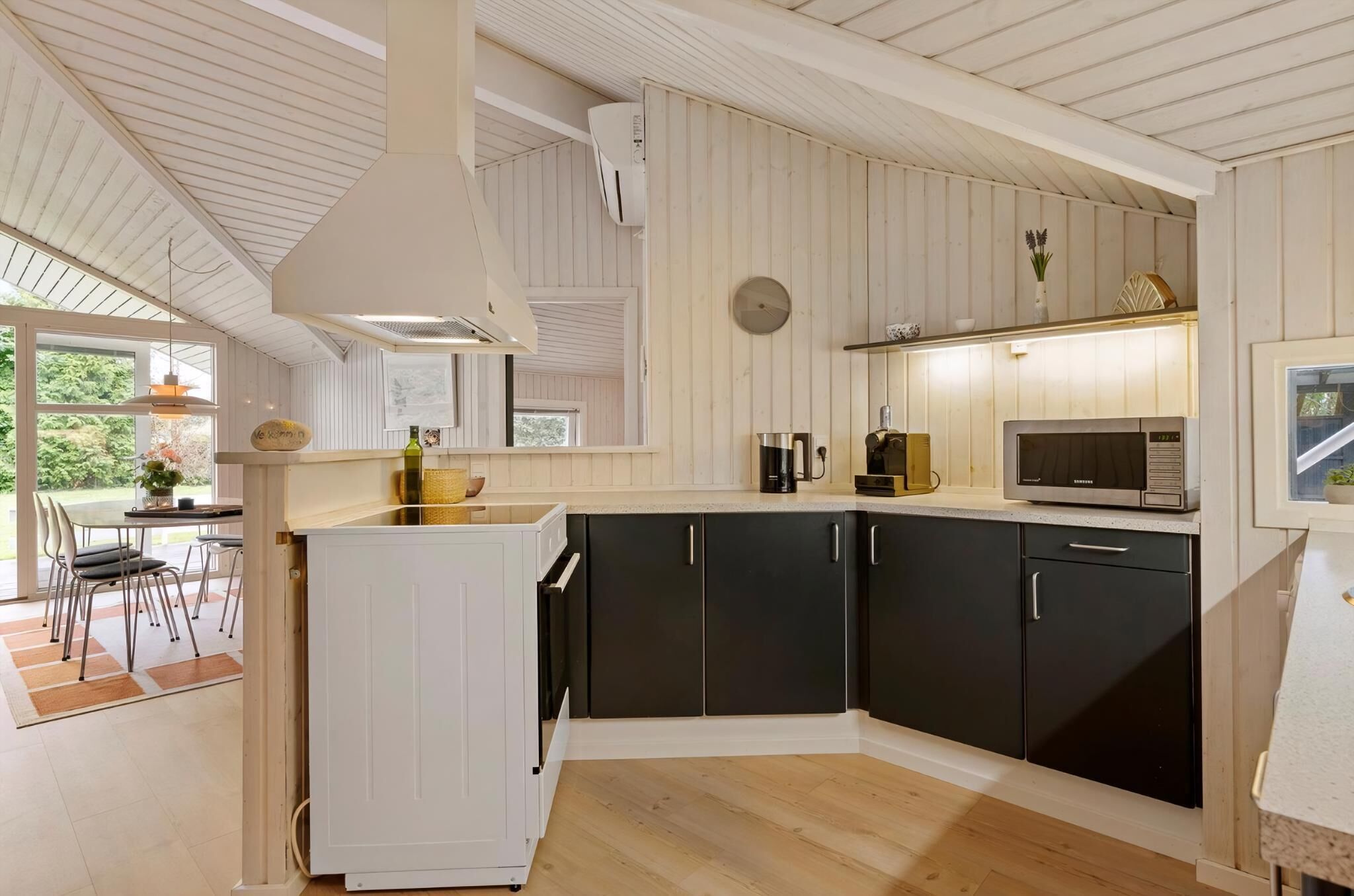 Kylskåp, mikrovågsugn, ugn och spishäll