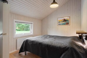 3 bedrooms, iron/ironing board, free WiFi - Summer house close to nature and beach (Dronningmølle)