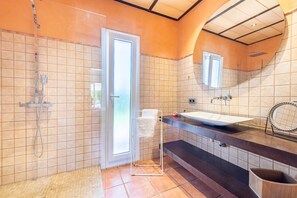 Dusche, Haartrockner, Handtücher
