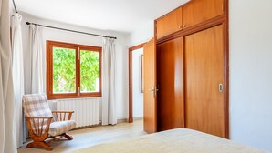 2 bedrooms, iron/ironing board, WiFi (free), bed sheets - Casa Jardín in Cala Murada (Cala Murada)