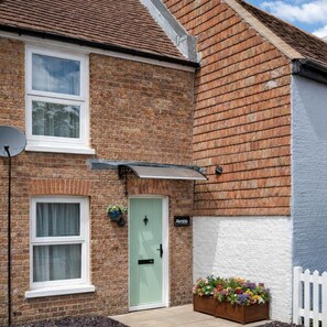 Exterior - Quiet 2-Bed Kent Cottage Retreat • Close to Canterbury, Dover • Via Francigena (Shepherdswell)