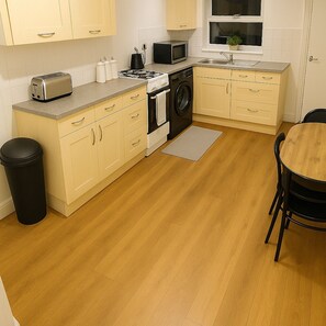 Fridge, microwave, oven, stovetop - Quiet 2-Bed Kent Cottage Retreat • Close to Canterbury, Dover • Via Francigena (Shepherdswell)