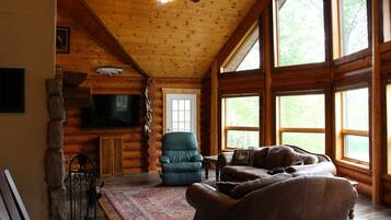 Smart TV, chimenea, tenis de mesa y libros