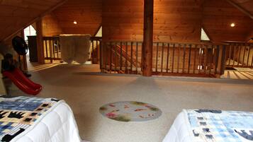 4 soverom, skrivebord, strykejern/-brett og reiseseng for barn