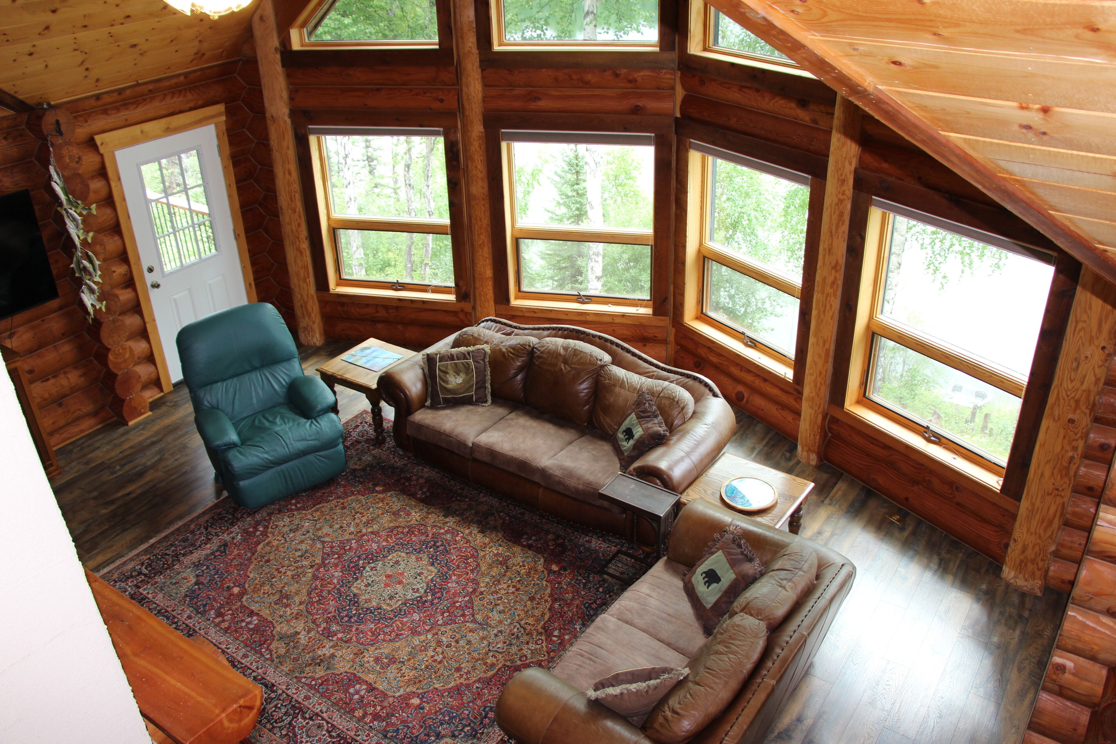 Smart TV, chimenea, tenis de mesa y libros 