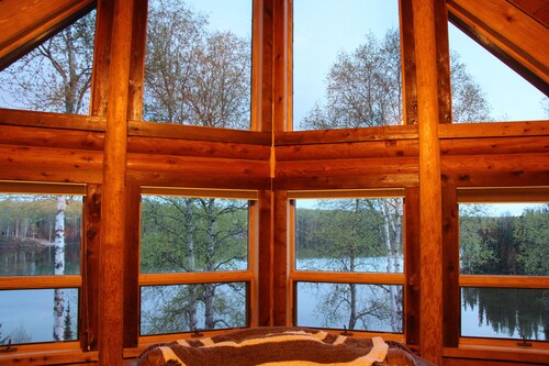 Private lakefront cabin with WiFi in charming Talkeetna, Alaska