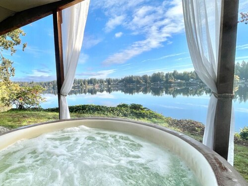 Luxury Lakeside Retreat-S`mores Hot tub Watersports