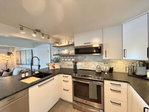 Refrigerador, microondas, horno y parrilla de estufa 