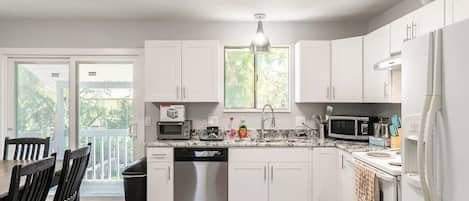 冷蔵庫、電子レンジ、オーブン、コンロ