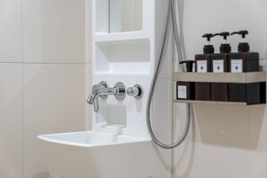 Habitación doble superior, 1 cama doble, no fumadores (A) | Baño | Ducha, artículos de higiene personal gratuitos y secador de pelo