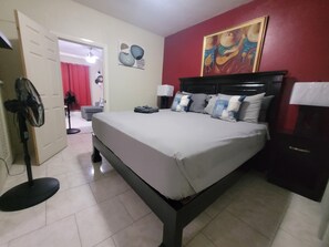 1 bedroom, iron/ironing board, WiFi, bed sheets - Chateau Central at Sunbury Apts (Kingston)