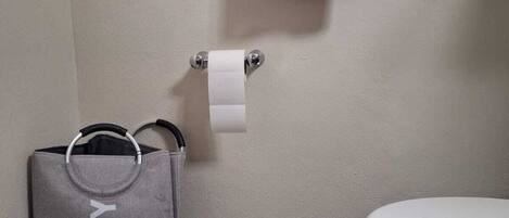 Doccia, asciugamani, sapone, carta igienica