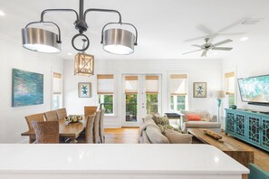 Smart TV, books - Beach Thyme by Stay on 30a (Seacrest Beach)