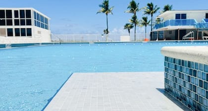 Castle 1221 Large studio with free parking, pool, tennis, gym, beach access, tiki bar...