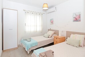 2 bedrooms, iron/ironing board, Internet, bed sheets