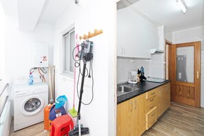 Refrigerador, microondas, cafetera y tetera y tostadora 