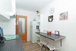 Refrigerador, microondas, cafetera y tetera y tostadora 