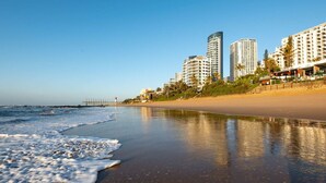 A beachfront hotel with multiple high-rise buildings, a sandy beach, and a calm sea. - Cute and Cosy Studio Marina 501 (uMhlanga Ridge, KwaZulu-Natal)