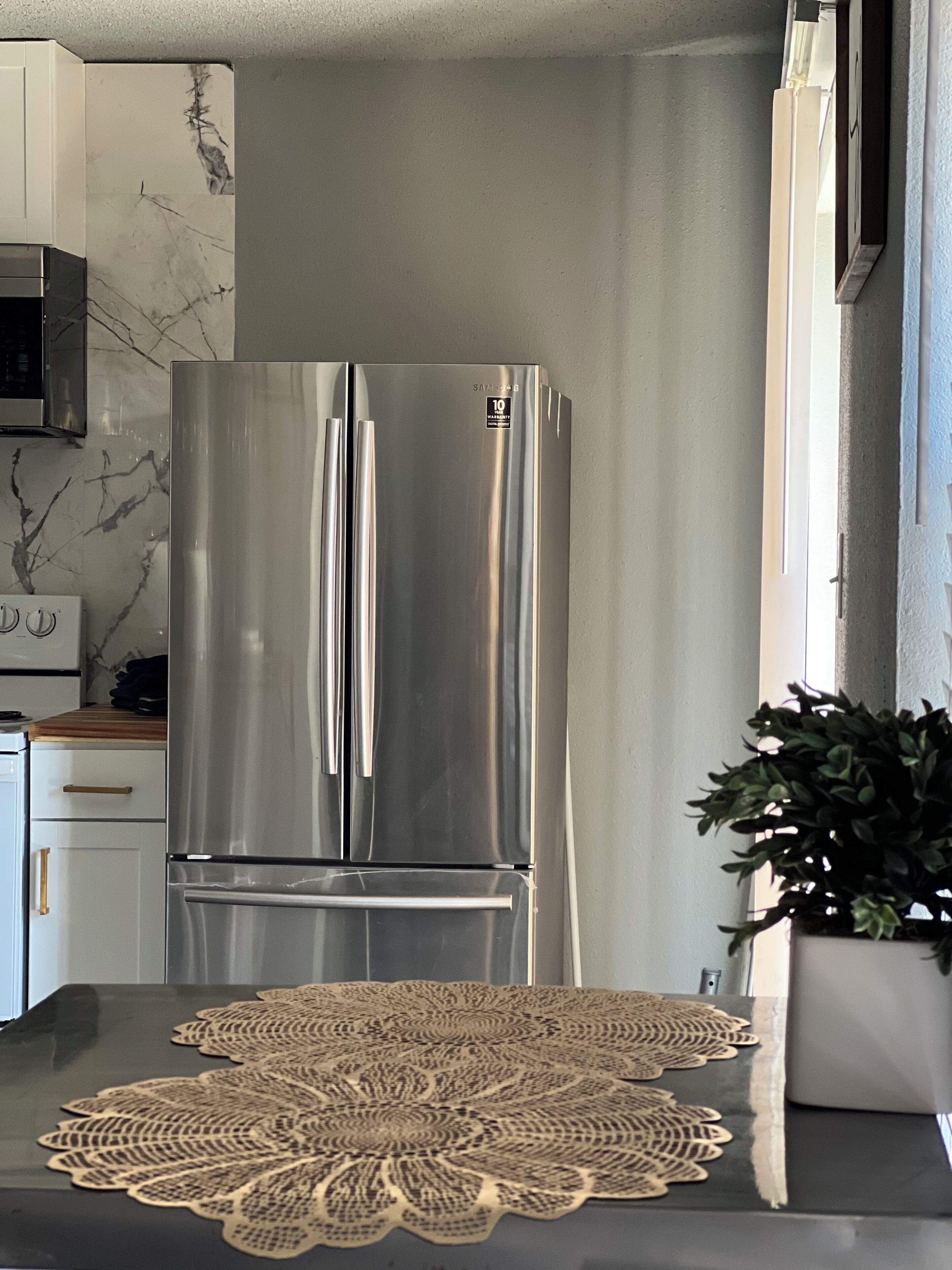 Réfrigérateur, micro-ondes, four, plaque de cuisson