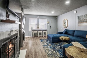Smart TV, fireplace - Location!Location.LUXE Condo w/JettedTub by Uptown (Albuquerque)