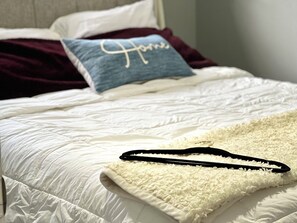 2 bedrooms, iron/ironing board, WiFi, bed sheets - Location!Location.LUXE Condo w/JettedTub by Uptown (Albuquerque)