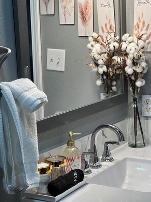 Jetted bath, hair dryer, towels, soap - Location!Location.LUXE Condo w/JettedTub by Uptown (Albuquerque)