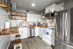 Kjøleskap, mikrobølgeovn, ovn og kokeplater