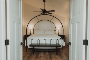 2 bedrooms, iron/ironing board, travel cot, free WiFi - Beautiful High End Get Away Home- Visit Lassen National Park & Whiskeytown Lake (Redding)