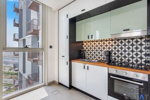 Fridge, microwave, oven, stovetop - Elegant 2-BR Retreat In Dubai Hills (Dubai)