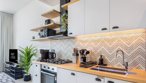 Refrigerador, microondas, horno, placa de cocina